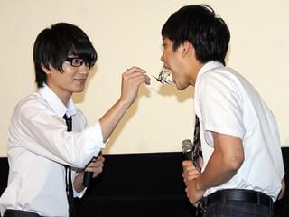 玉城ティナ、いったんは拒否も渋々「あ～ん」 小関裕太はにんまり