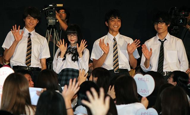 玉城ティナ、いったんは拒否も渋々「あ～ん」 小関裕太はにんまり