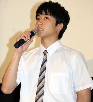 玉城ティナ、いったんは拒否も渋々「あ～ん」 小関裕太はにんまり