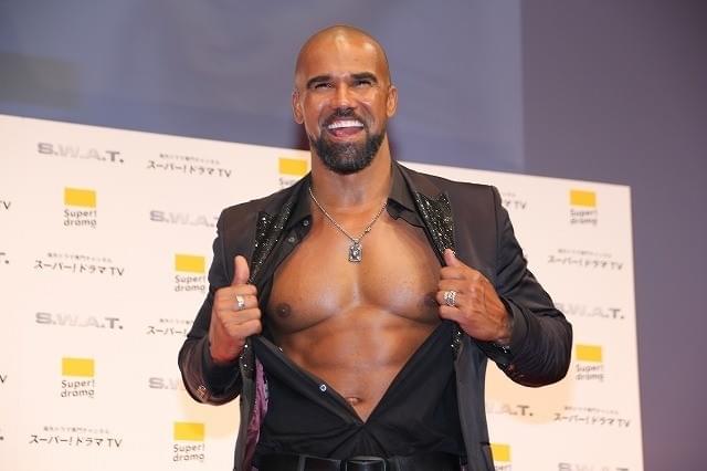 「クリミナル・マインド」俳優シェマー・ムーア来日！腹筋チラ見せサービスにファン歓喜