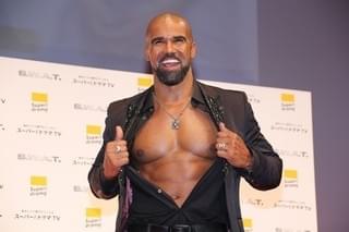 「クリミナル・マインド」俳優シェマー・ムーア来日！腹筋チラ見せサービスにファン歓喜