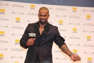 「クリミナル・マインド」俳優シェマー・ムーア来日！腹筋チラ見せサービスにファン歓喜