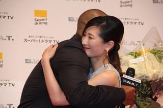 「クリミナル・マインド」俳優シェマー・ムーア来日！腹筋チラ見せサービスにファン歓喜