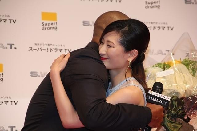 「クリミナル・マインド」俳優シェマー・ムーア来日！腹筋チラ見せサービスにファン歓喜