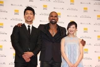 「クリミナル・マインド」俳優シェマー・ムーア来日！腹筋チラ見せサービスにファン歓喜