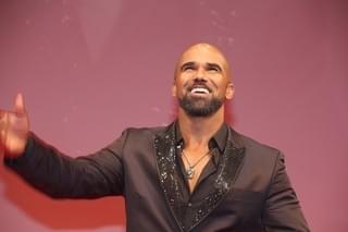 「クリミナル・マインド」俳優シェマー・ムーア来日！腹筋チラ見せサービスにファン歓喜