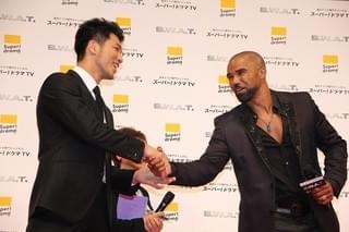 「クリミナル・マインド」俳優シェマー・ムーア来日！腹筋チラ見せサービスにファン歓喜