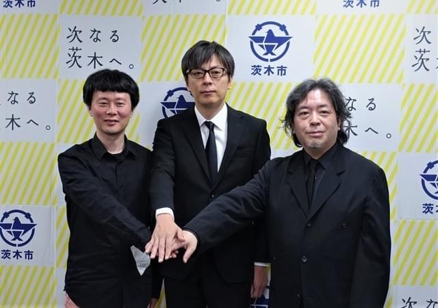 製作会見では樋口尚文監督(右)も喪服姿で登壇