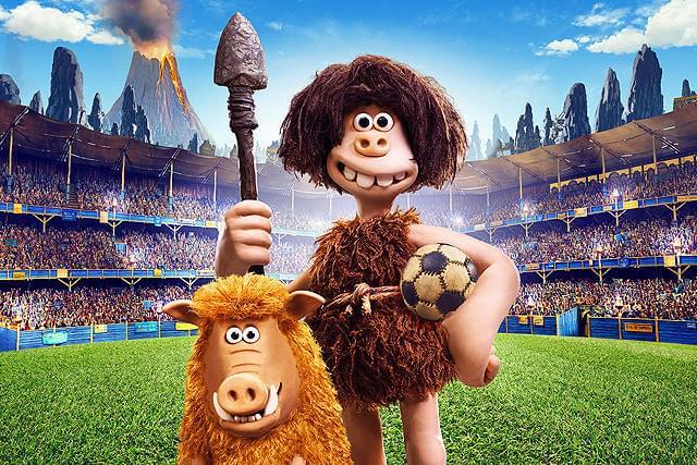 故郷を取り戻すためサッカーに挑むダグ（右） と相棒ホグノブ（左）