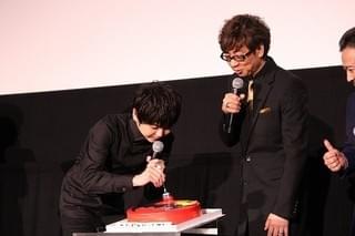 山寺宏一、梶裕貴からケーキ“あ～ん” 「ニンジャバットマン」公開でサプライズ
