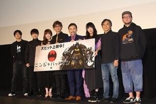 山寺宏一、梶裕貴からケーキ“あ～ん” 「ニンジャバットマン」公開でサプライズ