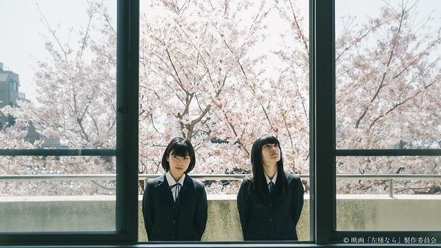 主演の芋生悠と祷キララ