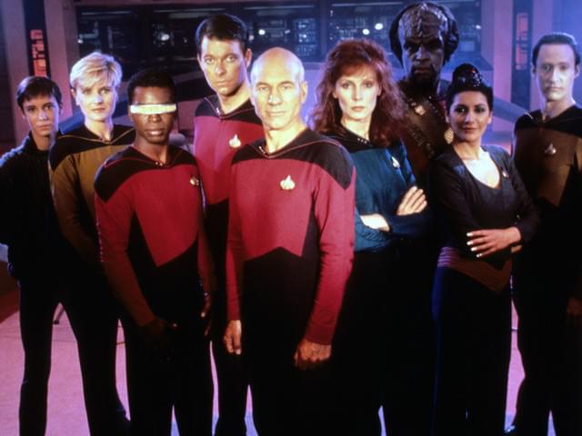 パトリック・スチュワート演じるピカード（中央）