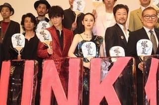 綾野剛、カオス渦巻く「パンク侍」現場を振り返る 浅野忠信はアドリブ全開も「覚えていない」