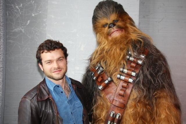 オールデン・エアエンライクと 飛び入り参加したチューバッカ