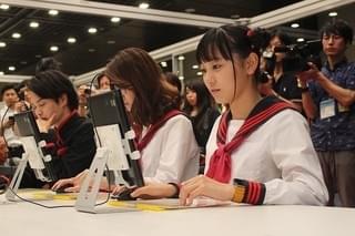 清水尋也、東京証券取引所での会見は「気分“上場”」 早見あかりは投資家宣言？