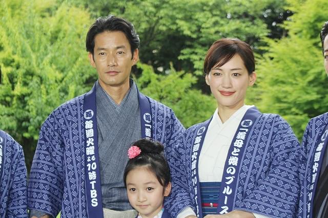 会見に臨んだ綾瀬はるか、竹野内豊