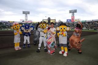 満島真之介が甲子園で始球式！藤浪投手に「ジュラシック・ワールド」級のエール