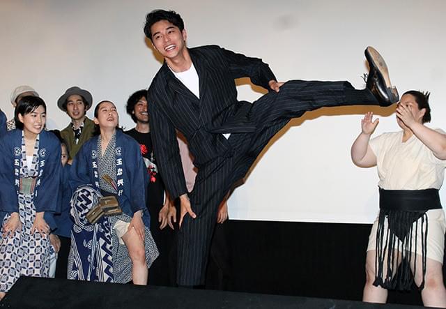 東出昌大＆寛一郎、「菊とギロチン」初日祝い“四股ふんじゃった！”