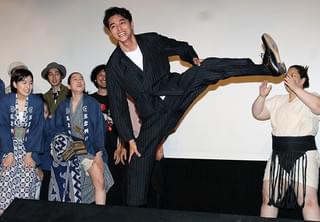 東出昌大＆寛一郎、「菊とギロチン」初日祝い“四股ふんじゃった！”