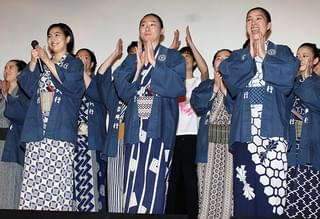 東出昌大＆寛一郎、「菊とギロチン」初日祝い“四股ふんじゃった！”