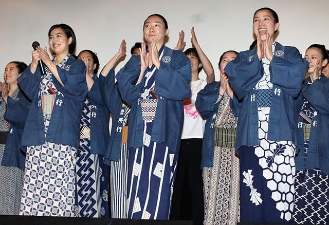 東出昌大＆寛一郎、「菊とギロチン」初日祝い“四股ふんじゃった！”