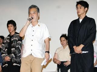 東出昌大＆寛一郎、「菊とギロチン」初日祝い“四股ふんじゃった！”