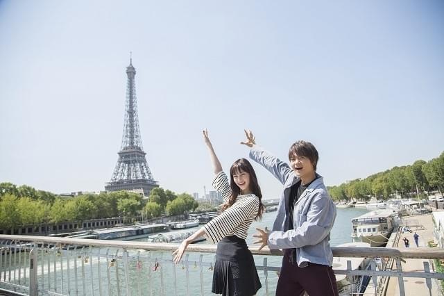 パリで大はしゃぎの中条あやみ＆佐野勇斗