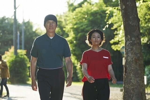 木村文乃扮する娘とラジオ体操へ!