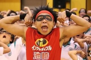 サンシャイン池崎、ちびっこ100人を前にサプライズ登場！大歓声に「イエエエイ!!」