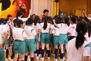 サンシャイン池崎、ちびっこ100人を前にサプライズ登場！大歓声に「イエエエイ!!」