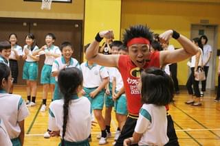 サンシャイン池崎、ちびっこ100人を前にサプライズ登場！大歓声に「イエエエイ!!」