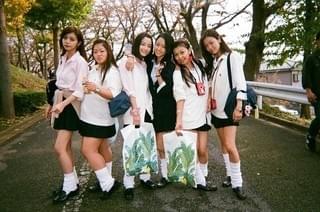 コギャル・広瀬すず、“写ルンです”にピース！「SUNNY」メイキングカット初公開