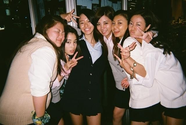 コギャル・広瀬すず、“写ルンです”にピース！「SUNNY」メイキングカット初公開