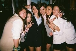 コギャル・広瀬すず、“写ルンです”にピース！「SUNNY」メイキングカット初公開