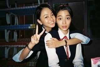 コギャル・広瀬すず、“写ルンです”にピース！「SUNNY」メイキングカット初公開