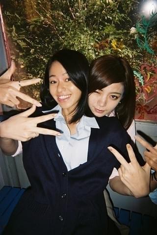 コギャル・広瀬すず、“写ルンです”にピース！「SUNNY」メイキングカット初公開