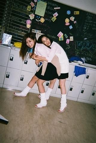 コギャル・広瀬すず、“写ルンです”にピース！「SUNNY」メイキングカット初公開