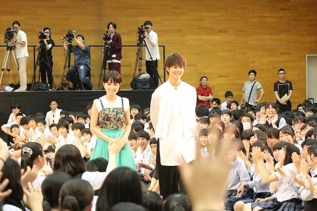 「青夏」葵わかな＆佐野勇斗、高校の終業式にサプライズ登場！生徒1200人にエール