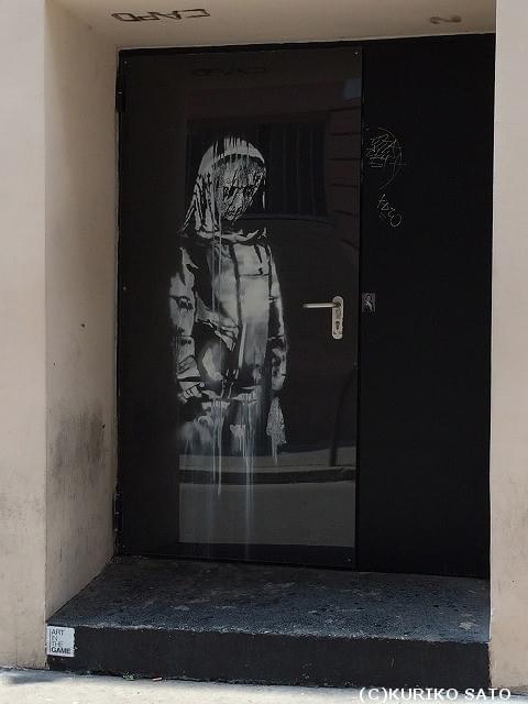 2015年11月のテロ現場に描かれた