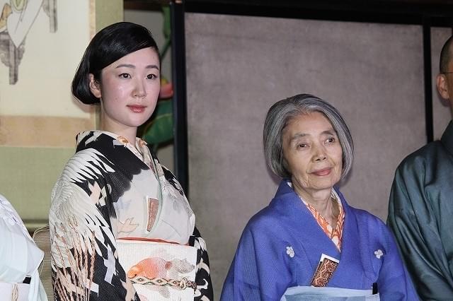 黒木華＆樹木希林、京都・建仁寺で献茶式 艶やか着物姿で「お見合い写真を撮っておこうか」