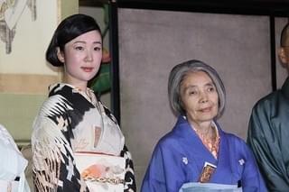 黒木華＆樹木希林、京都・建仁寺で献茶式 艶やか着物姿で「お見合い写真を撮っておこうか」