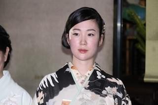 黒木華＆樹木希林、京都・建仁寺で献茶式 艶やか着物姿で「お見合い写真を撮っておこうか」