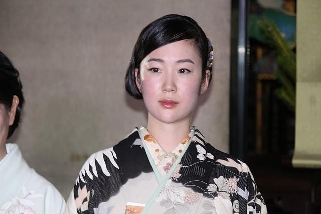 黒木華＆樹木希林、京都・建仁寺で献茶式 艶やか着物姿で「お見合い写真を撮っておこうか」