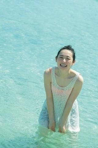 福原遥、10代最後の写真集で“大人の表情” 20歳の誕生日に発売