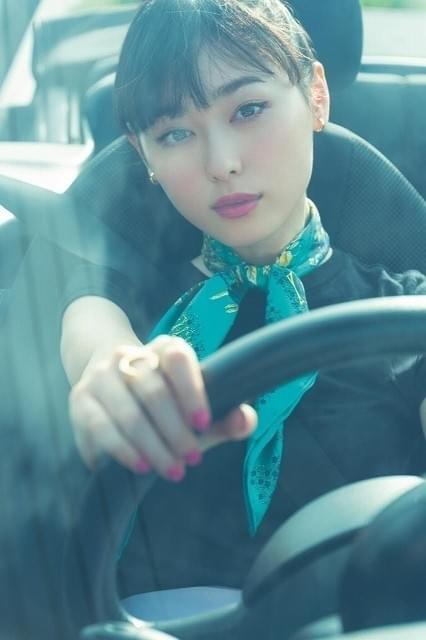 福原遥、10代最後の写真集で“大人の表情” 20歳の誕生日に発売