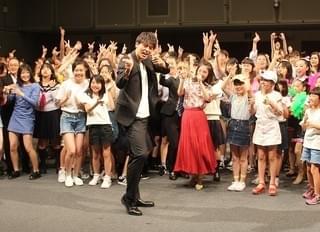 竹内涼真に“深刻な問題”が発覚… 浜辺美波の暴露に顔を伏せて苦笑い