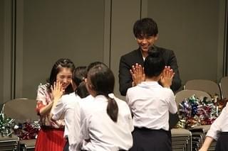 竹内涼真に“深刻な問題”が発覚… 浜辺美波の暴露に顔を伏せて苦笑い