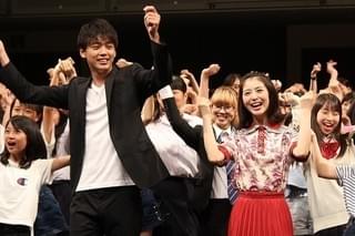 竹内涼真に“深刻な問題”が発覚… 浜辺美波の暴露に顔を伏せて苦笑い