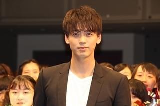 竹内涼真に“深刻な問題”が発覚… 浜辺美波の暴露に顔を伏せて苦笑い